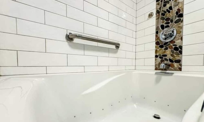 West Lebanon House | NEW - Mtn Views - Full Kitchen - Sauna - Pool - NH