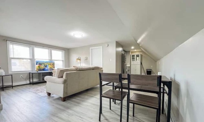 Milford House | Charming 4-BDR - Walk to Downtown & Free parking!