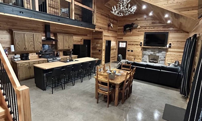 Philipsburg House | Glass City Cottage and Stream