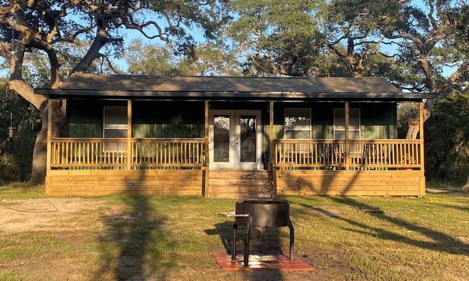 Inez Cabin | Mulberry Moonrise. Family-friendly Waterfront Cabin on Garcitas Creek/Inez, TX.