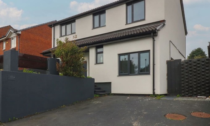 Llysfaen House | 2 TREM Y DON, family friendly, character holiday cottage in Llysfaen