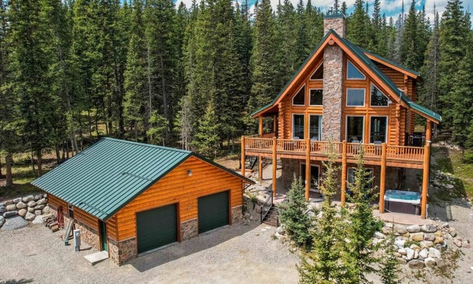 Valley of the Sun House | The Mountain Gem Chalet/Hot Tub Luxe Log Retreat