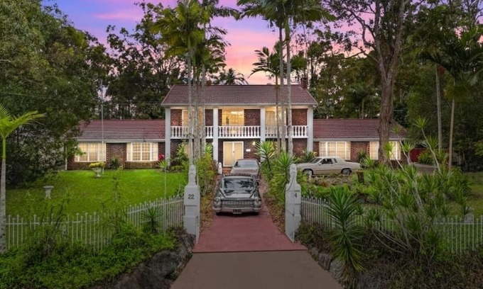 Eagleby Apartment | Gracelands Huge one bedroom apartment(left wing). One large Queen bedroom,