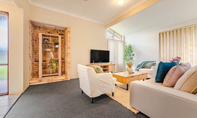 Seville Grove Apartment | StayAU 4BR Family Retreat w/Garden – Near Perth
