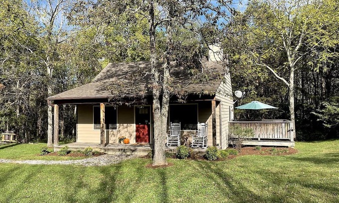 Lexington Cabin | Romantic Cabin with Jacuzzi Perfect for Two in Virginia