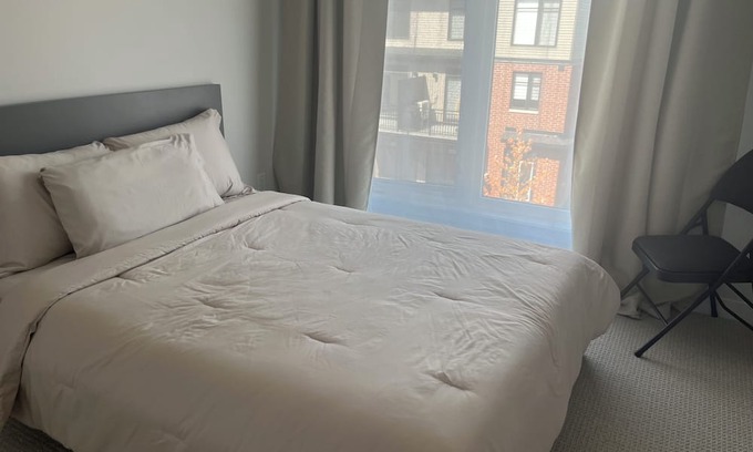 Ottawa Division House | Room in Ottawa close to the airport