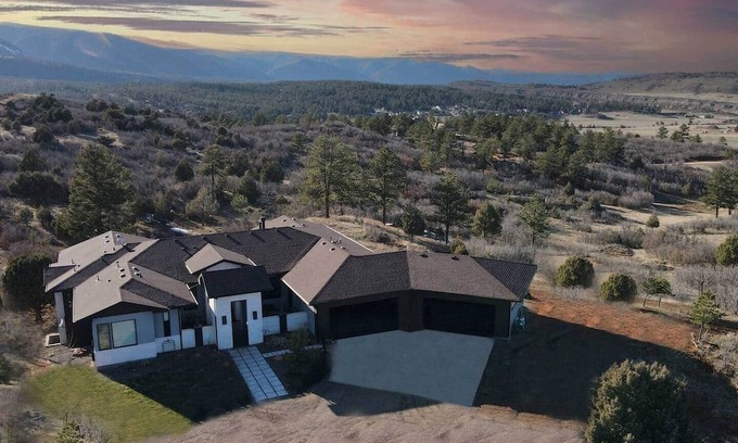 Larkspur House | Private, 36 Acres, 6 Kings, HotTub, Views, Clean