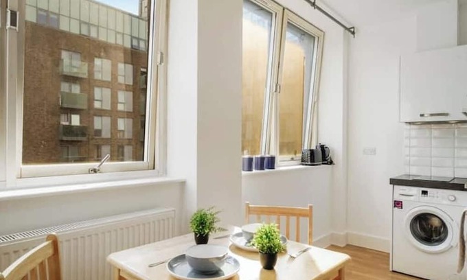 Borehamwood Apartment | Lovely private spacious studio