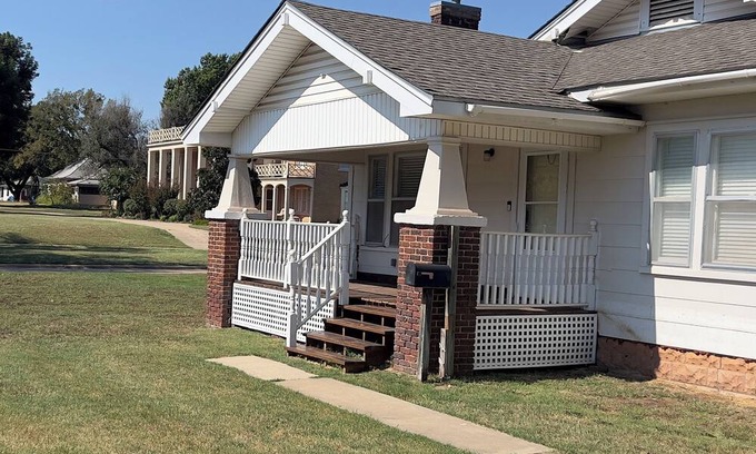 Chickasha House | England House: 3BR w/workspace & WiFi, family friendly