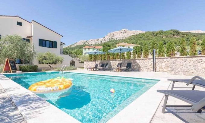 Jurandvor Apartment | Holiday apartment with shared swimming pool