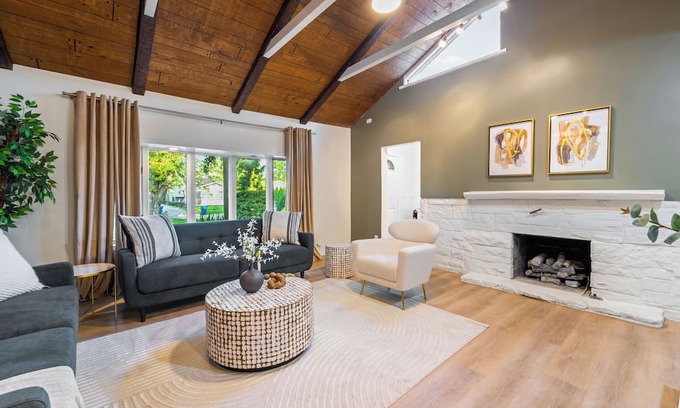 Elmhurst House | Modern 3BR Family Retreat , Close to O’Hare & Downtown. Pet-Friendly!