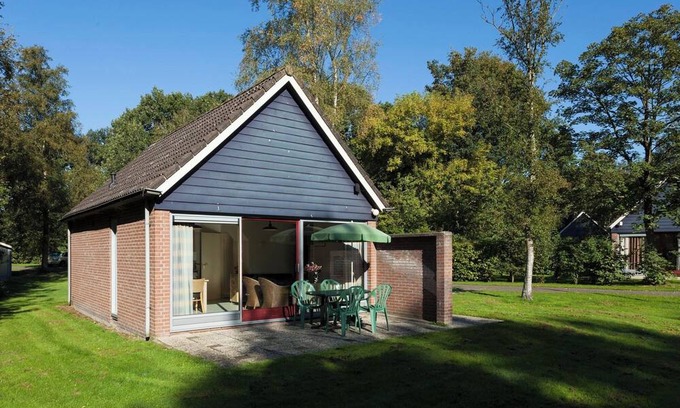 Nieuw Heeten House | Enjoy a relaxing stay in Bungalow IJssel for 2 people at De Sallandshoeve Holiday Park, surrounded by nature and the beauty of Sallandse Heuvelrug.