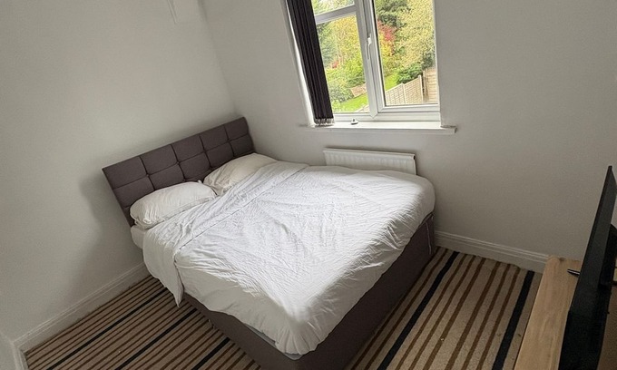 Wolverhampton Hotel | Double budget shared bathroom