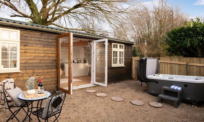 Blandford Saint Mary Apartment | STARGAZE - UNIQUE STAY | SLEEPS 2 | HOT TUB | BBQ | PATIO | WI-FI