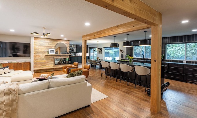 West Bloomington House | Cozy Luxe 4 Bedroom Home: Fireplace, Gym, Office, Fire Pit