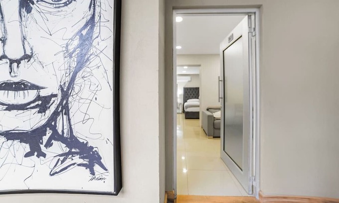 Tijuana Bed & Breakfast | KingBed+CouchBed-NearD`Border