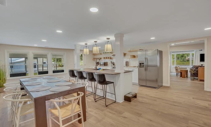 Manning House | Marvelous Manning: 4-Bdr + Studio + Waterfront