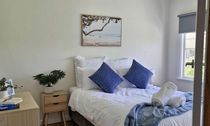 Portland House | Seabreeze cottage full kitchen sleeps 6 heating and cooling and log fire