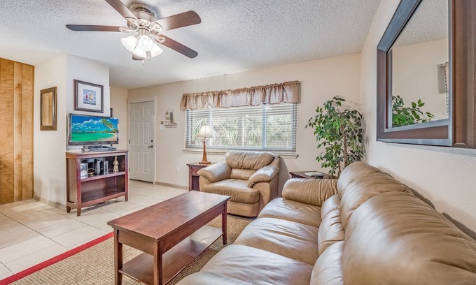 Port Aransas Condo | Roomy 1 BDRM Large Pool w/a Private Courtyard and a 5 Min Walk to the Beach