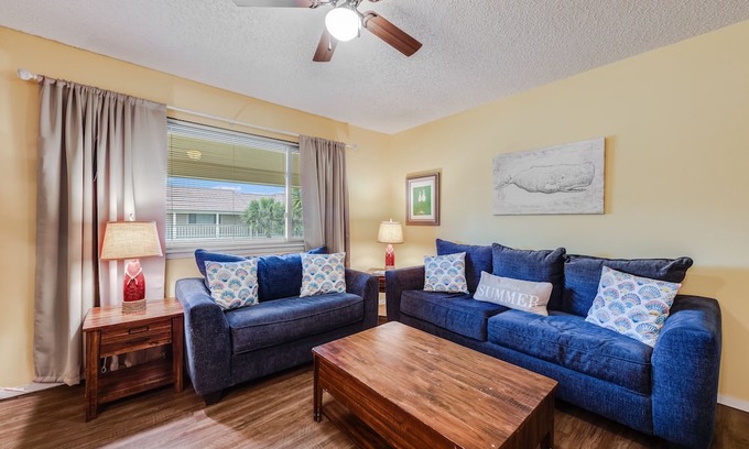 Port Aransas Condo | Roomy 1 BDRM Large Pool w/a Private Courtyard and a 5 Min Walk to the Beach