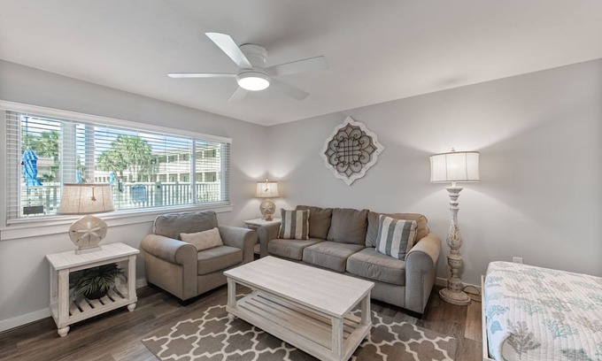 Port Aransas Condo | Roomy 1 BDRM block from the BEACH Large Pool w/a Private Courtyard