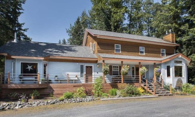 Bear Creek Apartment | Salmon Suite at Bell In The Woods B&B (2 x Queen/Twin) Max 5ppl