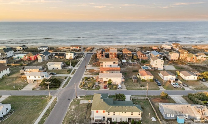 Colington Cottage | Counting Pelicans + Ocean View + Pelican Hunt in Kill Devil Hills, NC
