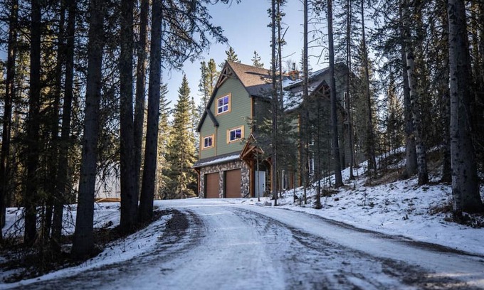 Calgary House | Entire 2 Bedroom Guest Suite with Laundry, Minutes from Bragg Creek!