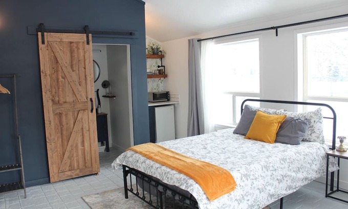 Coleman Apartment | Fair Wind Cottage- relaxing space with fireplace - Studio Suite