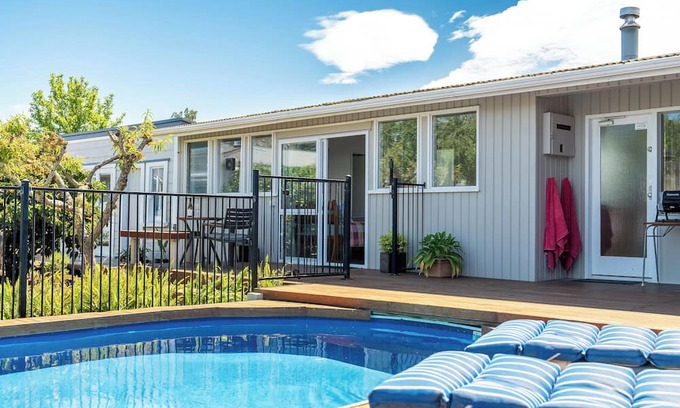 Richmond Apartment | Cosy Studio with Pool, Fire & Quirky Past – Your base to explore Tasman & Nelson
