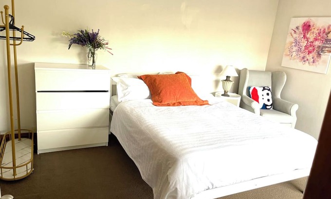 West Harbour House | Harbour & Sky View rooms, easily accessible to the Auckland CBD