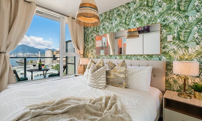 Downtown Eastside Apartment | Breathtaking Views of Mountains & Ocean Sleeps 4 - Fast Wifi & Secured Parking