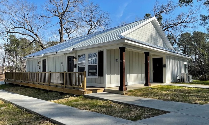 Elizabethtown Resort | Luxury Lodging, Lakefront View, 3-bedroom, 3.5 bath, sleeps 10, wrap-around patio.