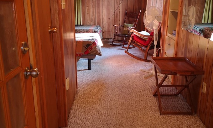 Lake Cowichan Apartment | Cozy studio with WiFi and AC in charming Lake Cowichan.