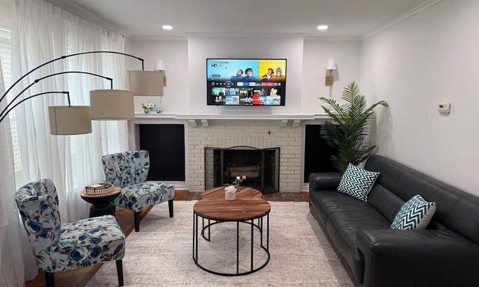 Utica House | Cozy 4-bedroom house in South-Utica!