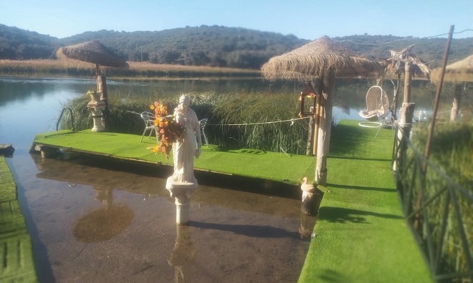 Ruidera House | House at the foot of the lagoon with pier.