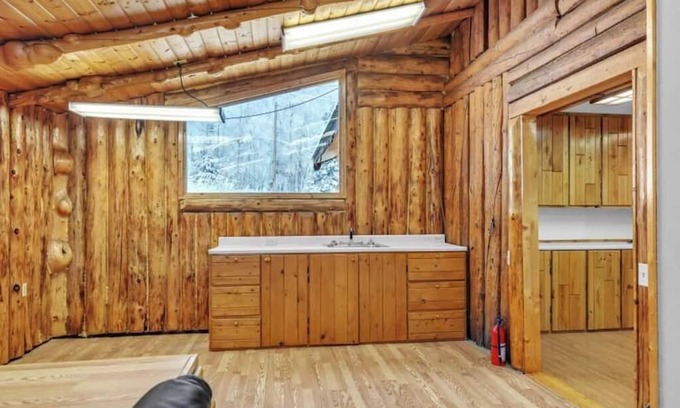 Harding-Birch Lakes Cabin | 3-bedroom Log Cabin in Charming Salcha with Free WiFi, Mountain Views & Private