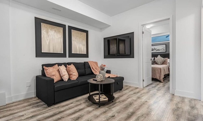 Niagara Falls Apartment | NEW Stylish 1BR wBBQ | Close to Falls | Sleeps 4!