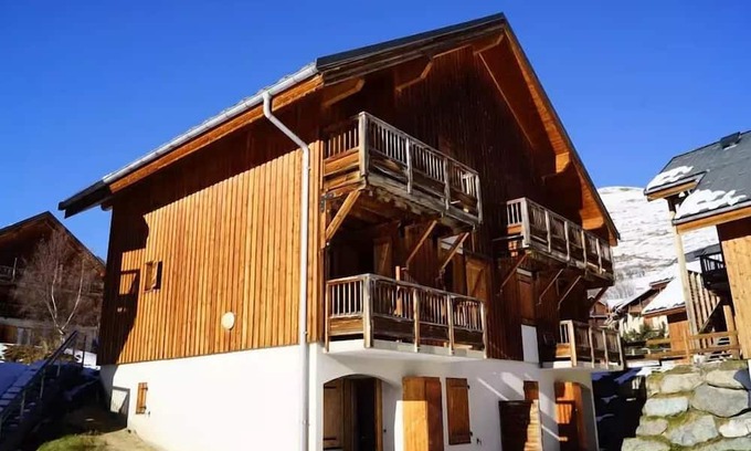Saint-Jean-d'Arves Apartment | Residence Les Marmotes - Apartment in chalet near the slopes and ski school