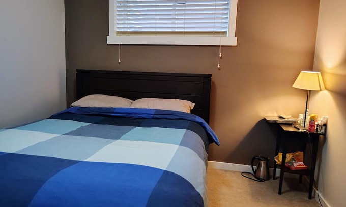 Northwest Edmonton House | Charming 2-bedroom house with WiFi, fitness room in nice Edmonton