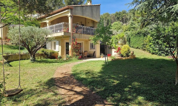 Gemenos House | Large T2 with parking and garden