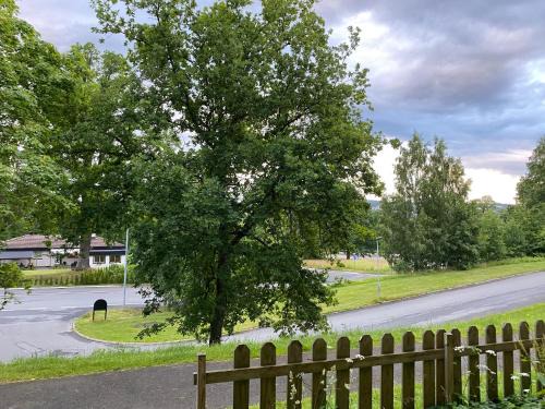 Huskvarna Apartment | Mysig 1 rok med trädgård