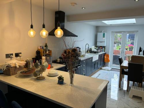 Watford House | Luxurious Shared Home - Self Check-In, Free Street Parking