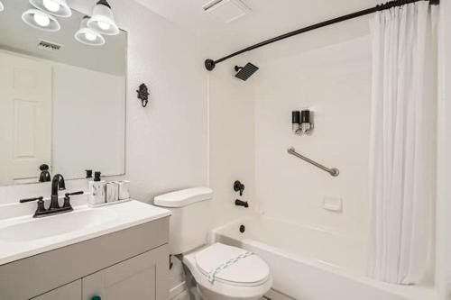 Tucson Apartment | Tucson Great: 2BR Condo with Pool & Mountain Scene