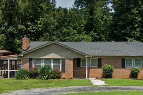 Taylors House | Cheerful 2 Bedroom House With Pool And Large Deck